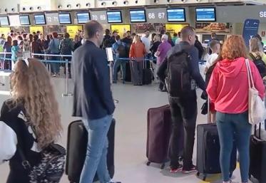 Haosul de pe aeroporturile europene e departe de a se rezolva