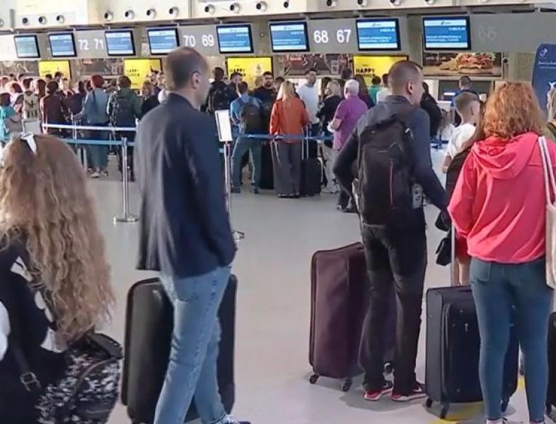 Haosul de pe aeroporturile europene e departe de a se rezolva