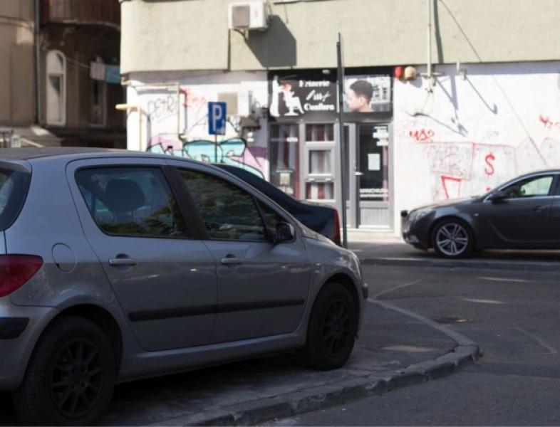 De la jumătatea lunii, locurile de parcare din București, marcate cu linii albastre, devin cu plată