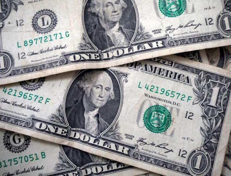 Dolarul american continuă să se aprecieze în raport cu moneda națională