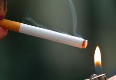Parlamentarii vor sa-i amendeze pe minorii care fumează în locuri publice
