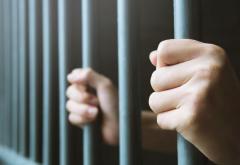 Persoanele condamnate definitiv la închisoare pentru infracțiuni săvârșite cu intenție nu pot candida la funcții publice