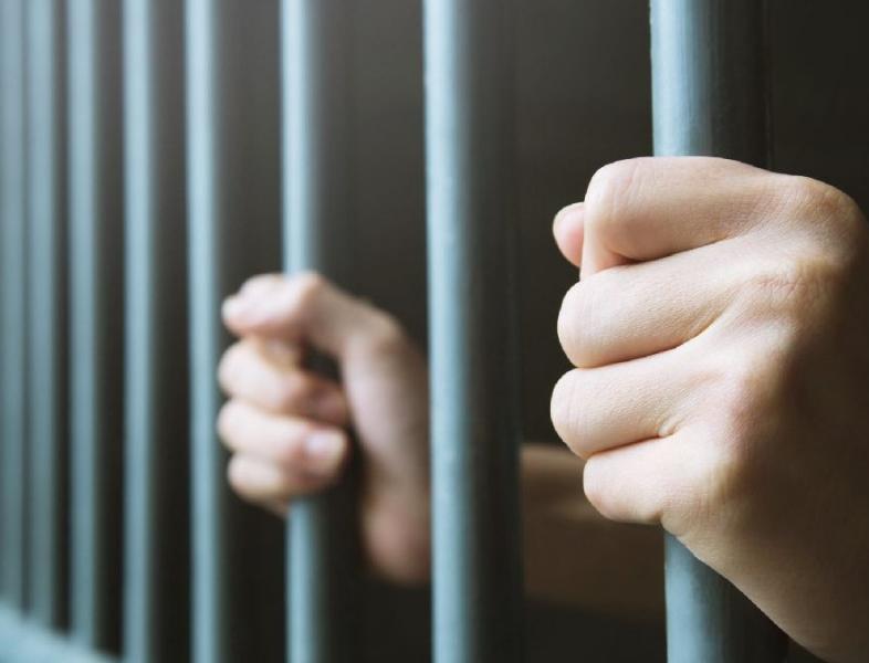Persoanele condamnate definitiv la închisoare pentru infracțiuni săvârșite cu intenție nu pot candida la funcții publice