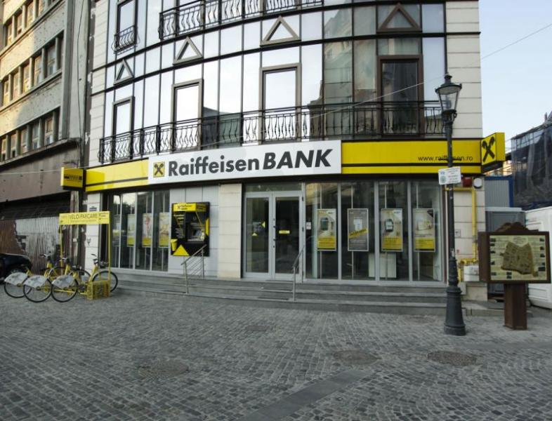 Mii de români care au ori au avut credite la Raiffeisen Bank pot primi înapoi o parte din sumele plătite