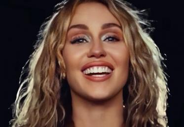 Miley Cyrus le mulțumește tuturor oamenilor de radio care au difiuzat piesa „Used To Be Young”