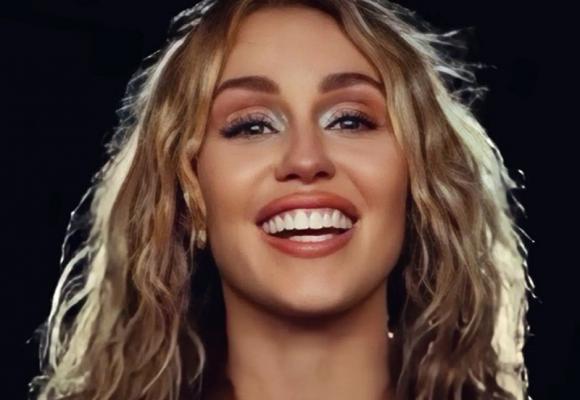 Miley Cyrus le mulțumește tuturor oamenilor de radio care au difuzat piesa „Used To Be Young”