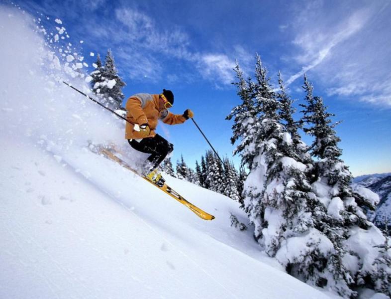 Condiții perfecte pentru ski în stațiunile montane 