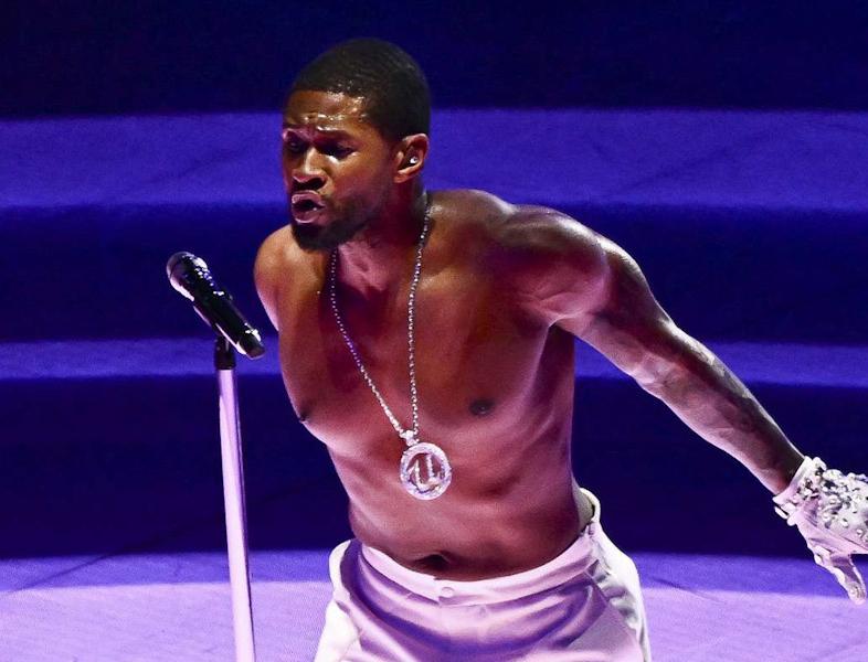 Usher a făcut super show la Super Bowl. Cine au fost invitații surpriză care au urcat pe scenă alături de artist