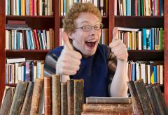 Știrea zilei: Un scriitor din Deva a fost reclamat de vecini pentru că „are prea multe cărți în casă”