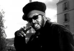 Piesa de zvâc: Ini Kamoze - Here Comes The Hotstepper