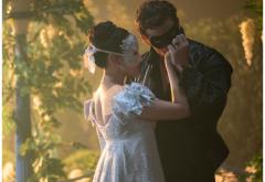 Bridgerton se întoarce cu sezonul 4, iar de data aceasta, toate reflectoarele sunt pe Benedict