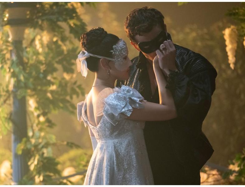 Bridgerton se întoarce cu sezonul 4, iar de data aceasta, toate reflectoarele sunt pe Benedict