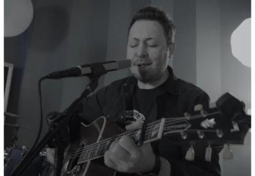 10 ani de la Colectiv: Andrei Găluț, solistul și singurul supraviețuitor al trupei Goodbye to Gravity, revine pe scenă cu un omagiu emoționant