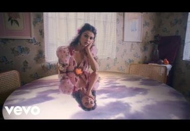 Selena Gomez - De Una Vez | videoclip