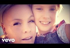 P!nk, Willow Sage Hart - Cover Me In Sunshine | videoclip