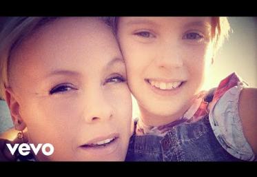 P!nk, Willow Sage Hart - Cover Me In Sunshine | videoclip