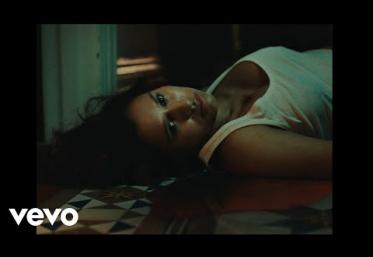 RAYE ft. Coi Leray - Flip A Switch | videoclip